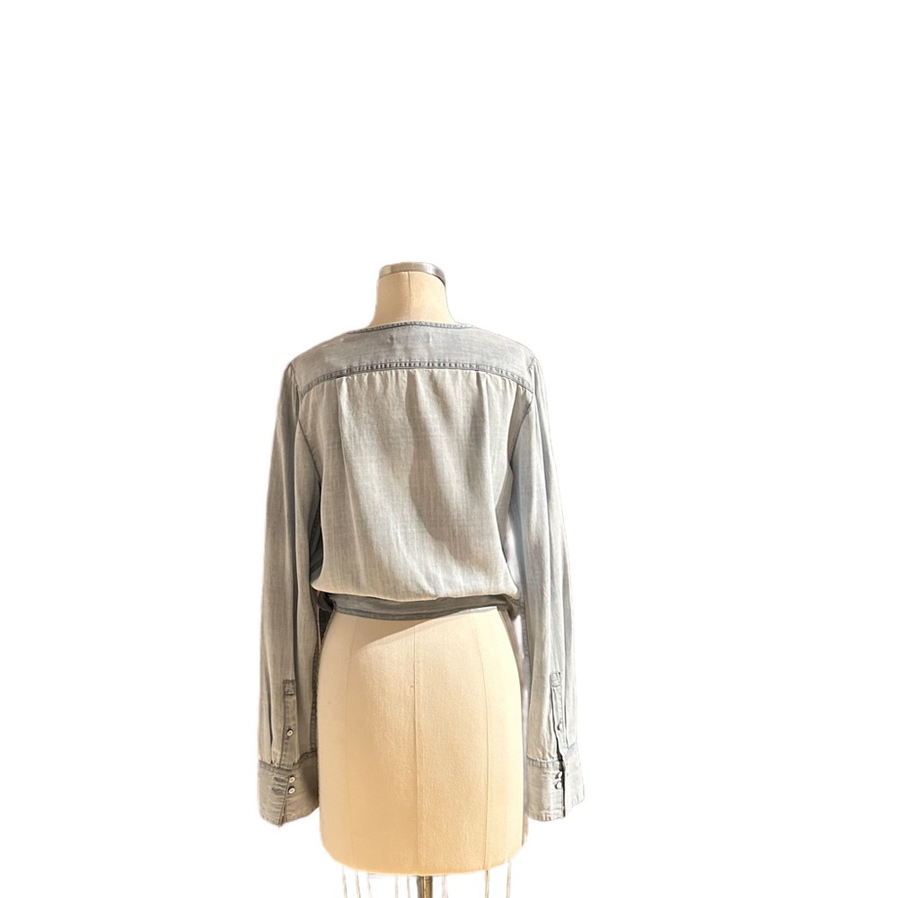 Beautiful, feminine wrap-around shirt in light blue denim from DL1961 - Picture 2 of 3